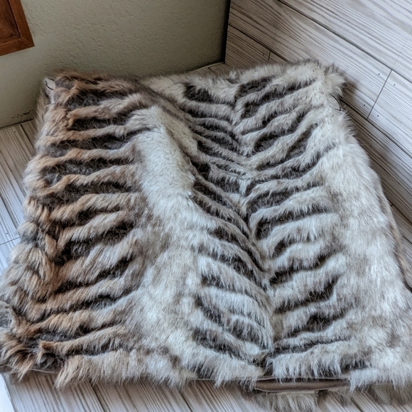 Daytrip Open Front Faux Fur Vest In Gray Black and White Size XS - Picture 13 of 15